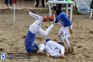 دیدار تیم های فوتبال ساحلی بانوان شهرداری فرح آباد و پارس اراک