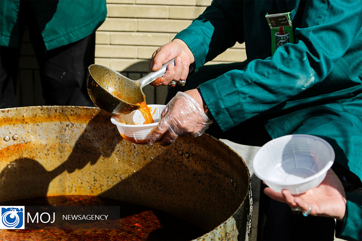 توزیع غذای گرم بین دانش آموزان مناطق کم برخوردار مشهد