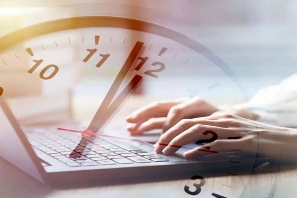 به حضور کارکنان ادارات بعد از ساعت ۱۳ اضافه‌کاری تعلق نمی‌گیرد
