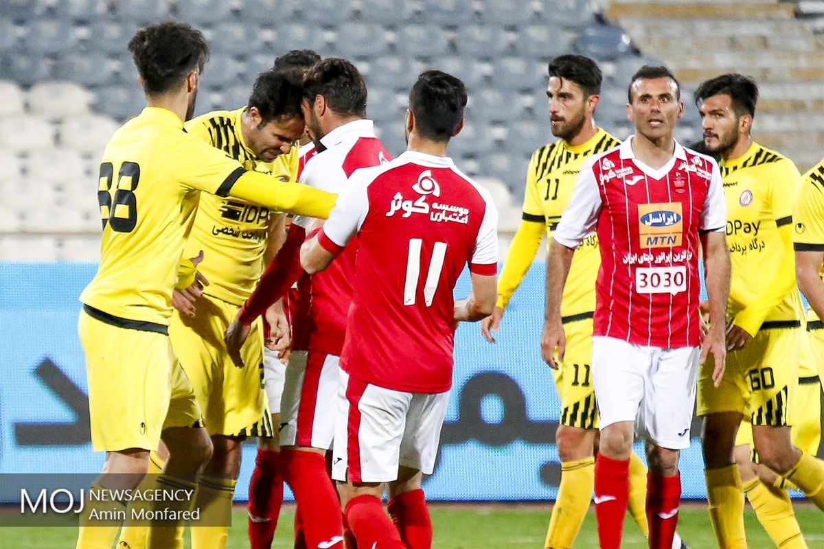 دیدار تیم های فوتبال پرسپولیس و نفت تهران