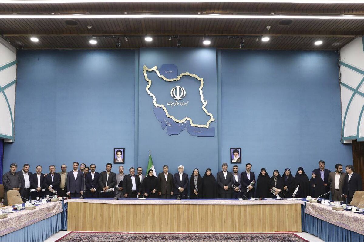 معاون اول رئیس جمهوری در دیدار خانواده و فرزندان شهدا