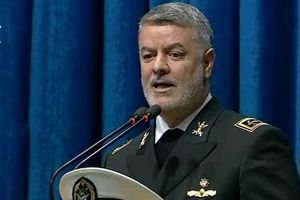 انگشت فرزندان انقلاب برای دفاع روی ماشه است