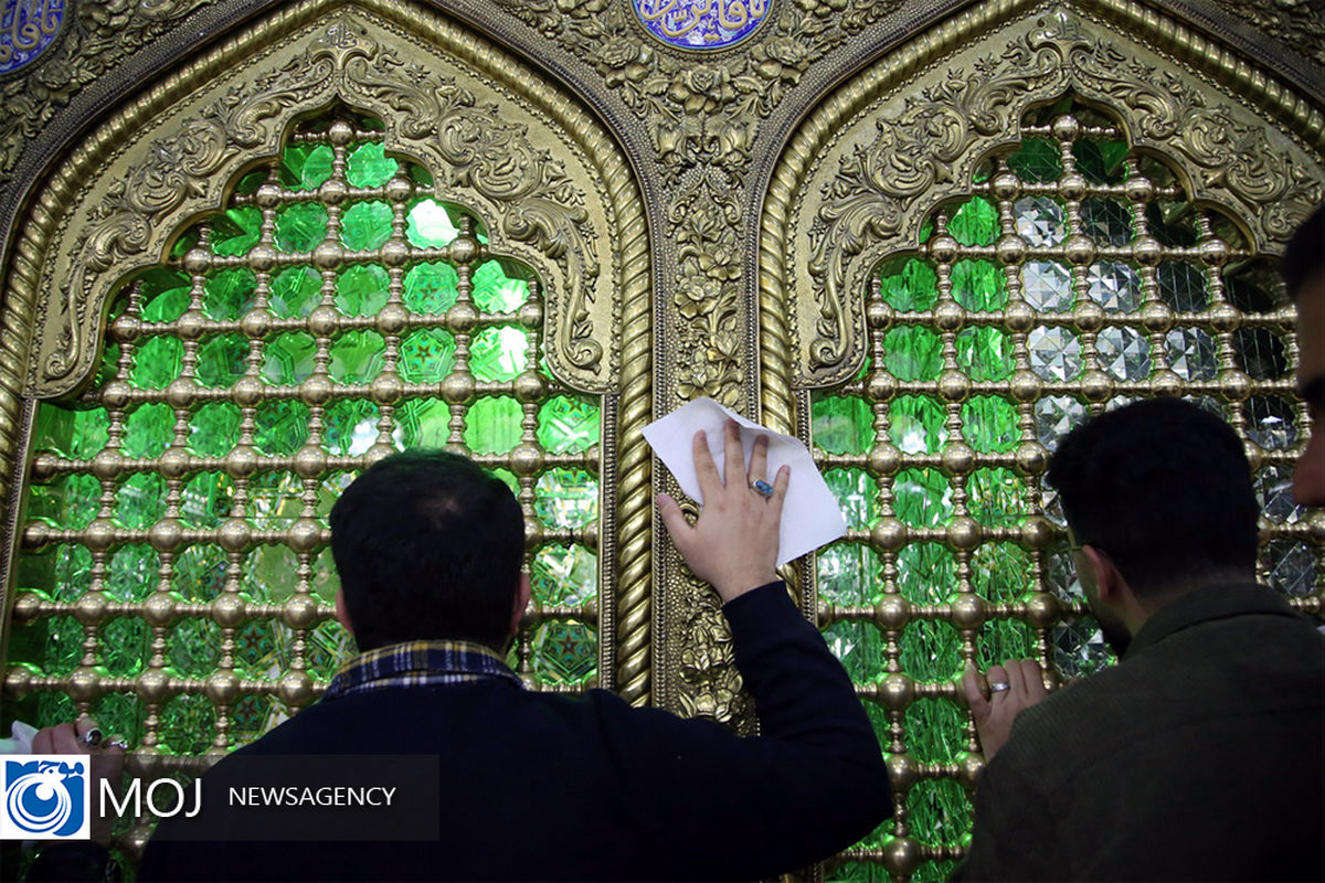 غبارروبی ضریح حرم کریمه اهل‌ بیت (س) توسط کسبه اطراف حرم