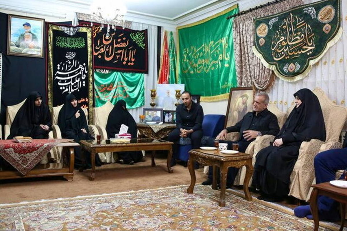 مسعود پزشکیان در دیدار با خانواده شهید سلیمانی