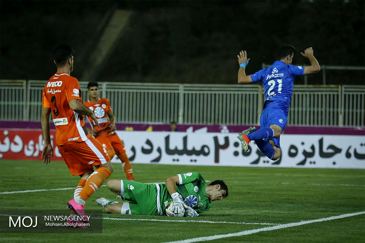 دیدار تیم‌های فوتبال سایپا و استقلال تهران