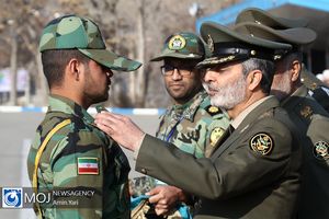 اعطای سردوشی به دانش‌ پژوهان آموزشگاه‌های ارتش