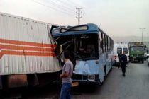 برخورد کامیون و اتوبوس 9 نفر مصدوم برجا گذاشت