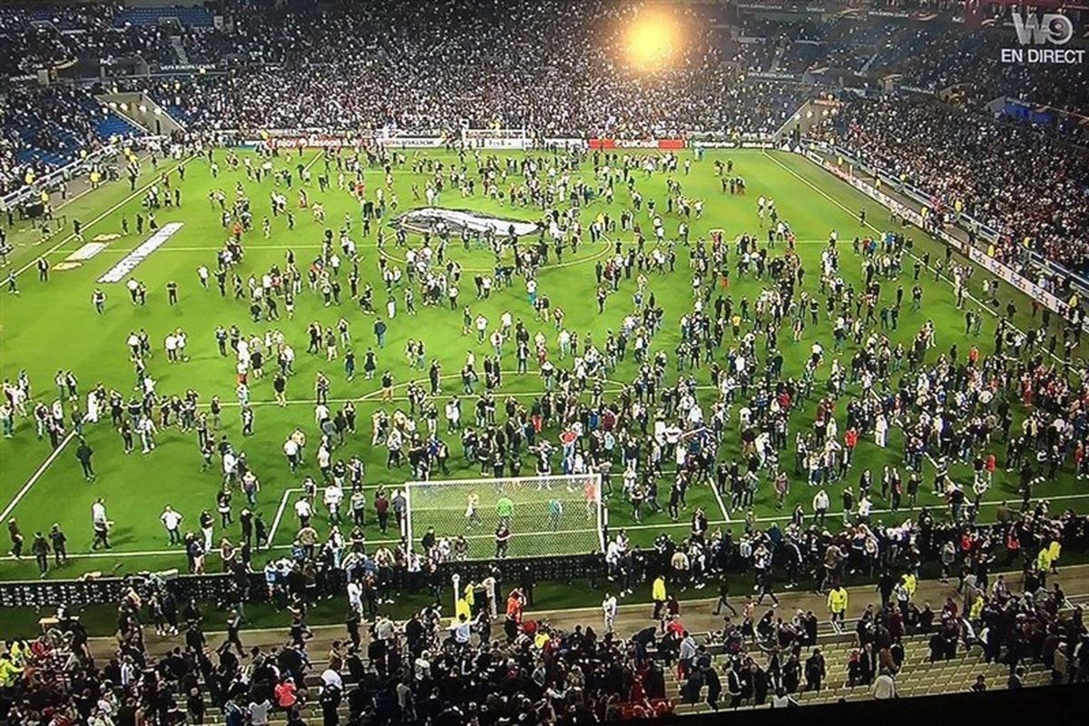 اغتشاش در زمین فوتبال