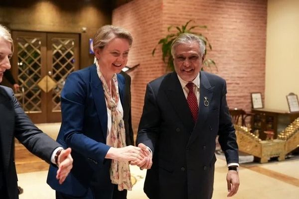وزرای خارجه انگلیس و پاکستان در مورد آتش‌بس و تنگه هرمز گفتگو کردند