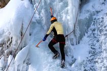 مدال برنز جام جهانی برگردن یخ نورد اصفهانی