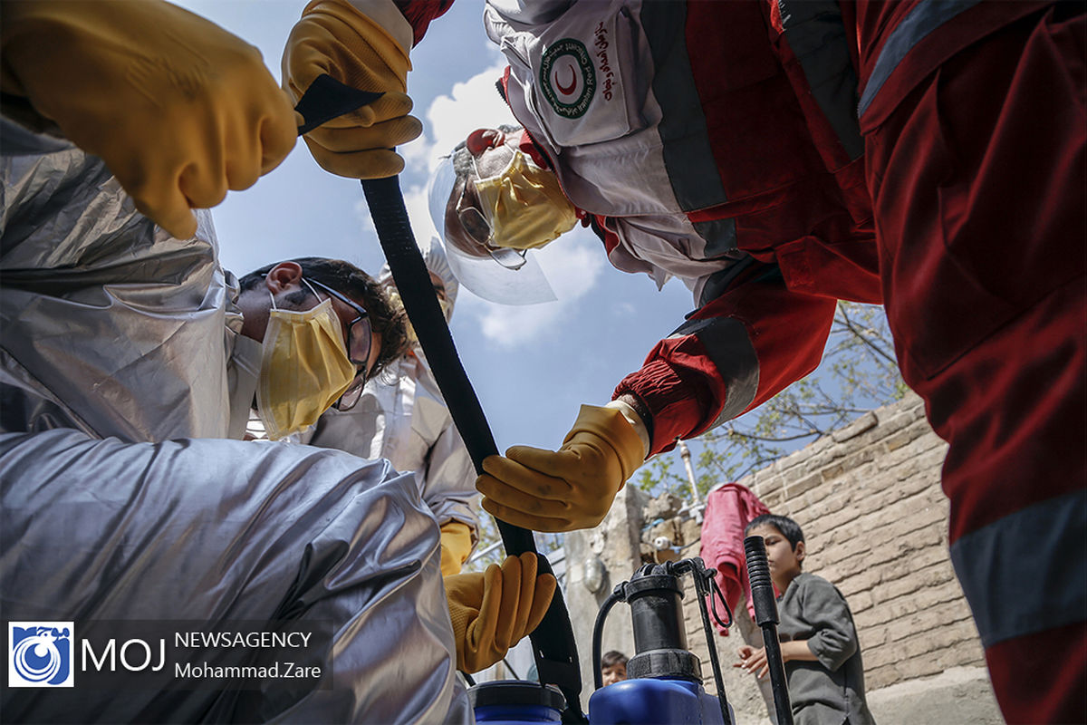 غربالگری و ضد عفونی جمعیت هلال احمر در روستاهای اطراف تهران
