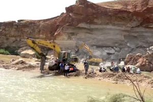 تلاش‌ مردم با دستان خالی برای یافتن یاسین