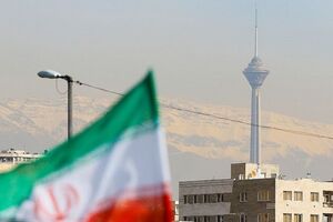 از فراز برج میلاد چتربازان با پرچم ایران پرواز می‌کنند