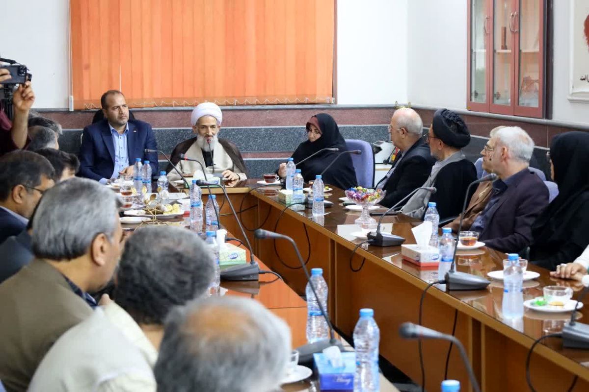آیت‌الله محمدباقر محمدی لائینی در بازدید از مرکز نگهداری معلولین ذهنی نوشیروانی بابل، 