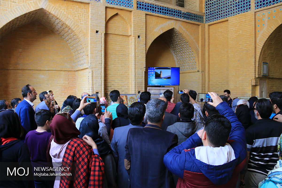 بازدید مسافران نوروزی از بناهای تاریخی منارجنبان و آتشگاه اصفهان
