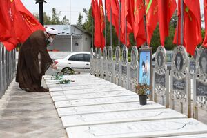 غبارروبی مزار شهدای گمنام و مدافعان حرم توسط بسیجیان شهرداری قم