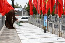 غبارروبی مزار شهدای گمنام و مدافعان حرم توسط بسیجیان شهرداری قم