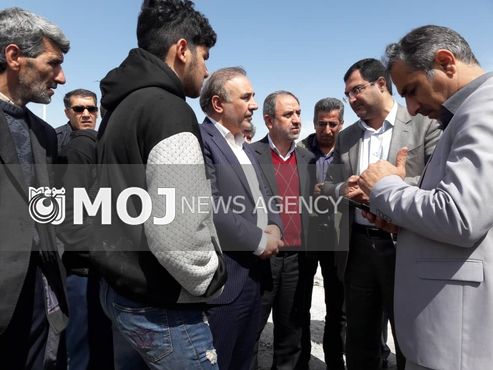 نیروی مقاومت بسیج شهرستان دورود در جابجایی وسایل مردم و تخلیه روستاها پای کار آمده است