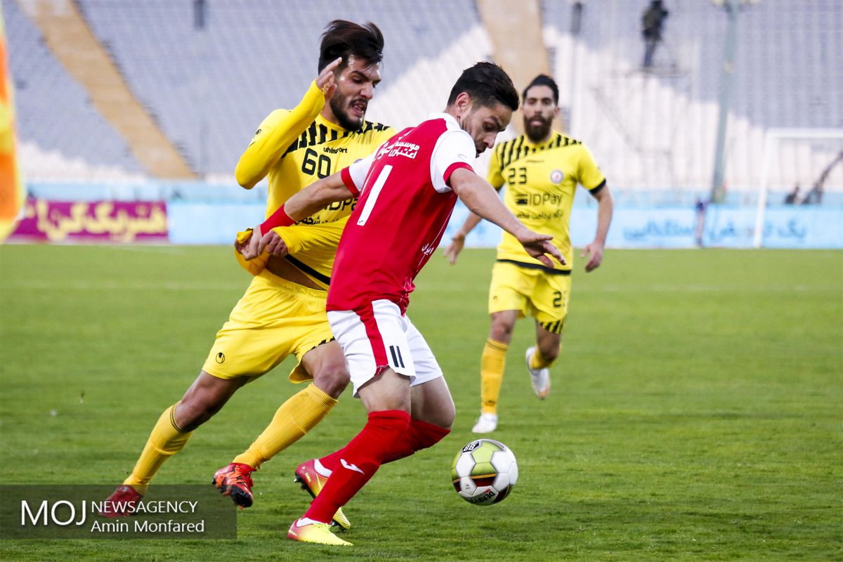دیدار تیم های فوتبال پرسپولیس و نفت تهران