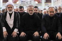 پزشکیان در نماز ظهر عاشورا شرکت کرد