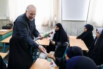 قالیباف به مناسبت اول مهر در مدرسه دخترانه فاطمیون تهران حاضر شد