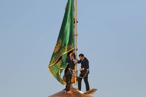 سیاه‌پوشی و نصب کتیبه ویژه شهادت امام حسن عسکری (ع) در حرم مطهر امام رضا (ع) + فیلم