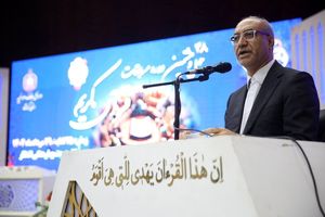 عمل به قرآن، راه نجات امت اسلامی از مشکلات سیاسی و اخلاقی است