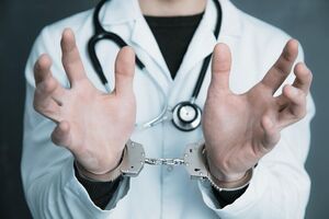 هرکس با هر لباسی بدون مجوز طبابت کند مجرم است + فیلم