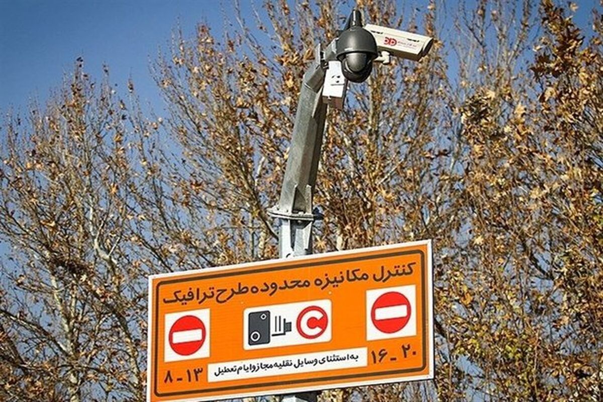 عبور از خیابان ۱۶ آذر بدون طرح ترافیک