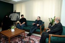 عباس عراقچی با خانواده شهید حاجی‌زاده دیدار کرد