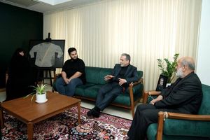 عباس عراقچی با خانواده شهید حاجی‌زاده دیدار کرد