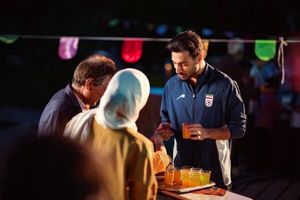 جمعی از ملی‌پوشان فوتبال ایران به پویش مردمی «مهمونی ده کیلومتری غدیر» پیوستند