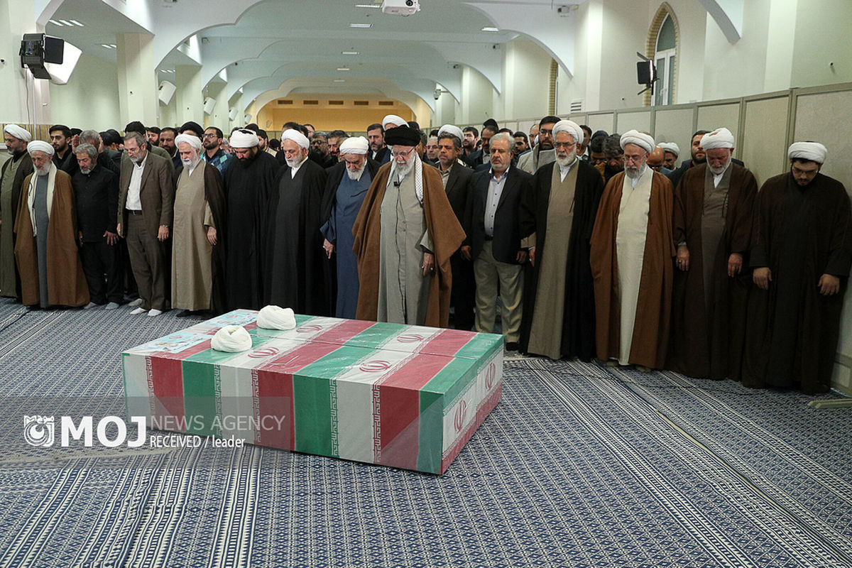 اقامه نماز مقام معظم رهبری بر پیکر دو قاضی شهید