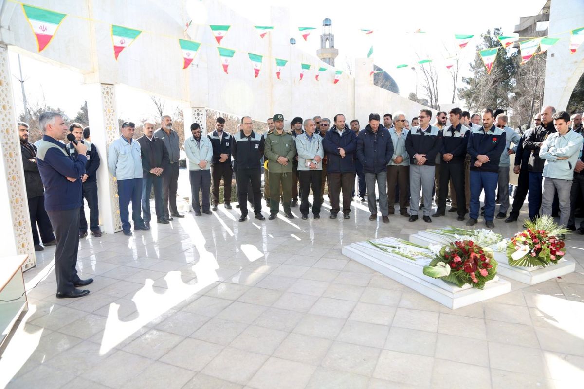 غبار روبی و عطرافشانی مزار شهدای گمنام ذوب آهن