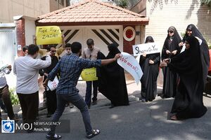 تجمع دانشجویان مقابل سفارت فنلاند در حمایت از شیخ زکزاکی