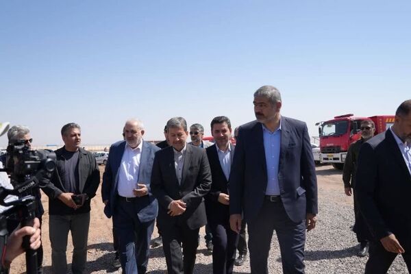 سفر وزیر نیرو به اردستان برای افتتاح نیروگاه خورشیدی و بررسی طرح‌های زیرساختی