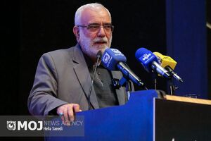 یک تئاتر هنرمندانه بیش از ۱۰۰ سخنرانی اثر دارد