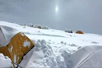 اهتزاز پرچم ایران بر روی فراز قله لوتسه/ «عظیم» در راه فتح قله