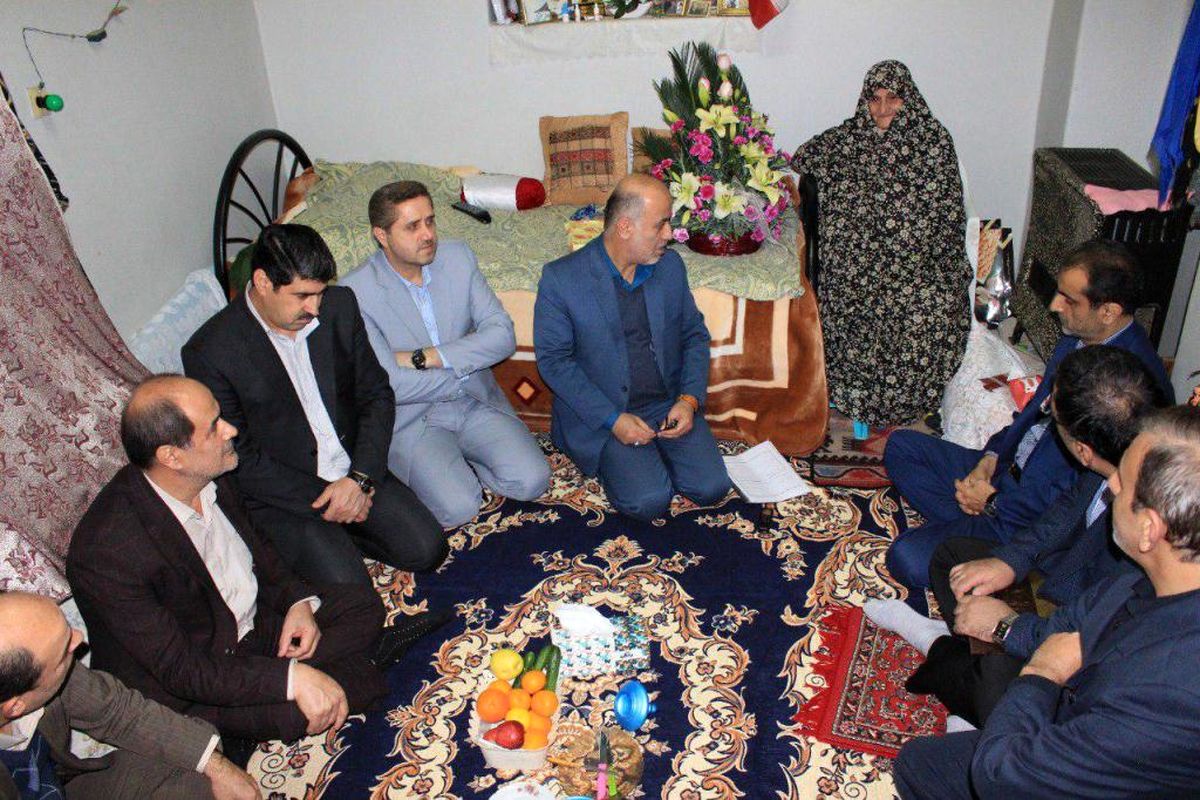 دیدار معاون استاندار گیلان با دو خانواده شهید 1