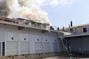 آتش نشان ها از تهران برای مهار آتش‌سوزی گسترده در یک شرکت لبنیاتی آمل اعزام شدند