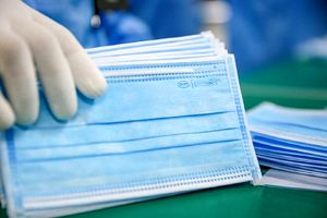 توزیع ماسک و مواد ضد عفونی‌کننده در بقاع متبرکه قم