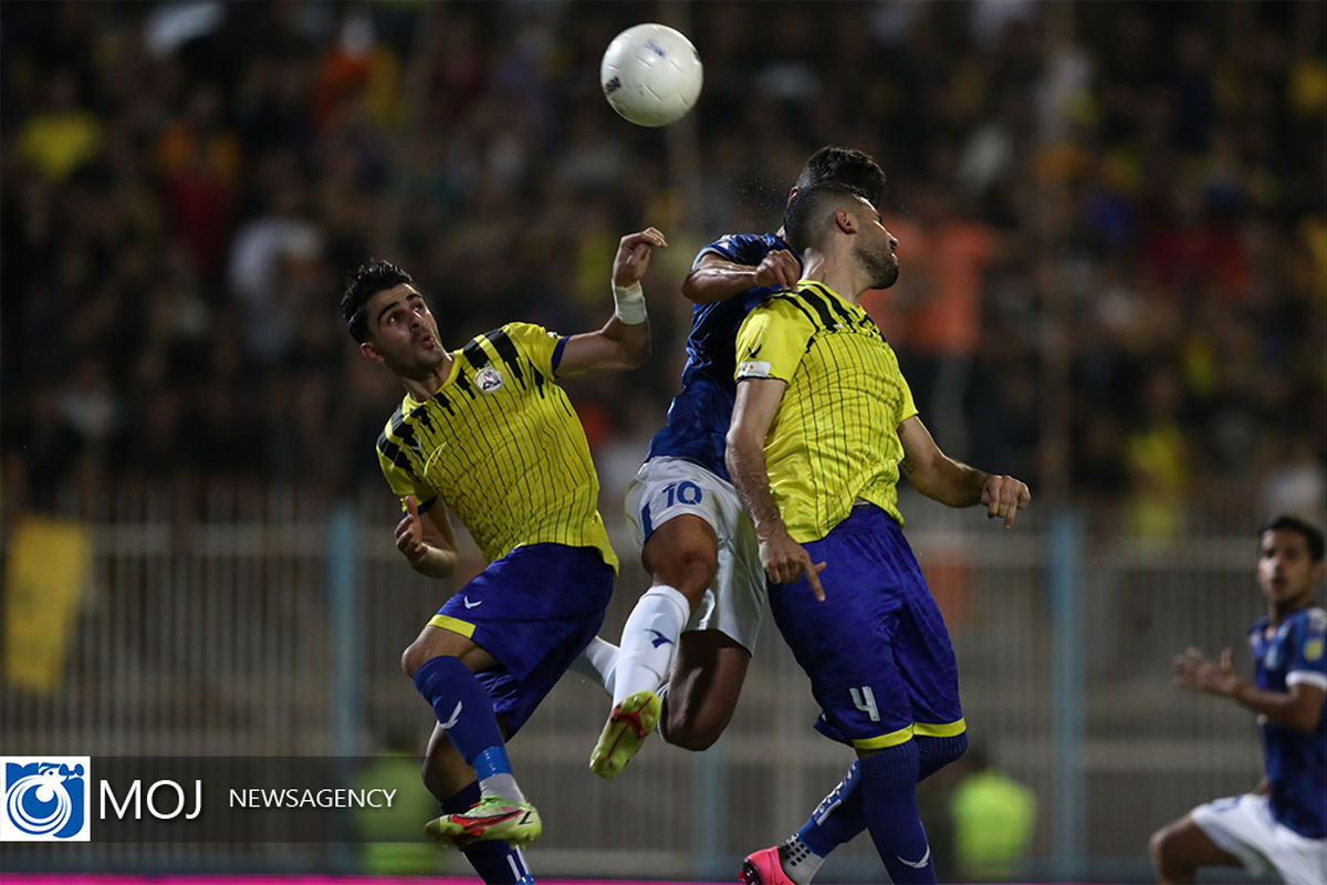 دیدار تیم‌ های فوتبال نفت مسجد سلیمان و استقلال تهران 