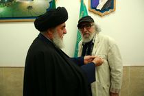 نشان خادمی افتخاری مسجد جمکران به داریوش ارجمند اهدا شد