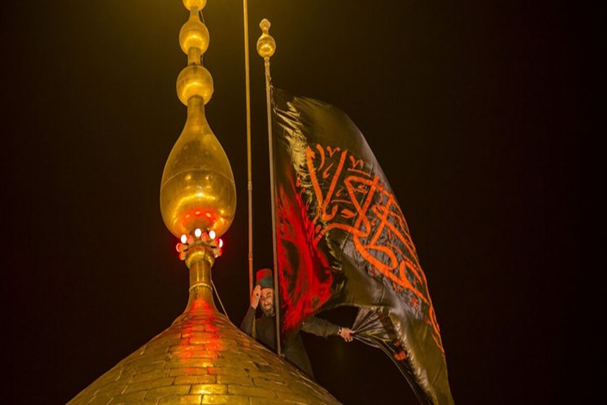 تعویض پرچم حرم امام حسین (ع)
