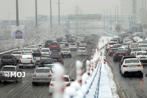 بیش از ۳۰۰ نیروی پلیس راه در محورهای برف‌گیر مازندران مستقر شدند
