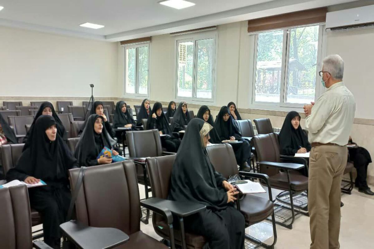 کلاس آموزشی فرزند پروری دوره تخصصی تربیت مربی پیشگیری از اعتیاد