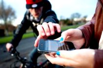 دو سارق موبایل حین وقوع جرم دستگیر شدند