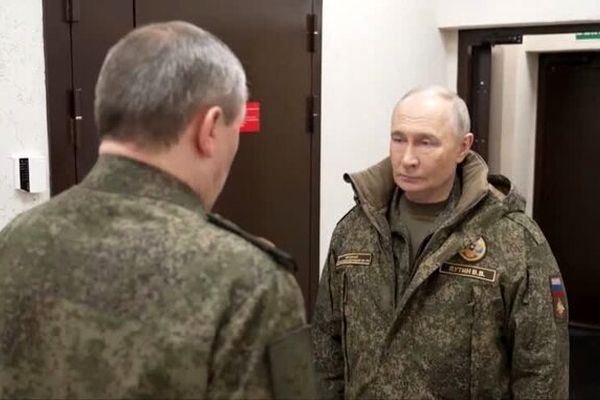 پوتین با لباس نظامی در قرارگاه فرماندهی ارتش روسیه حضور یافت