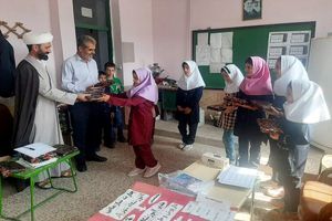  ۳۰۰ بسته لوازم التحریر به دانش آموزان مناطق محروم توزیع شد