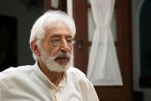 حال جمشید مشایخی خوب است/مردم به شایعات توجه نکنند